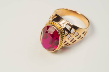 Yakut beyaz izole ile Altın yüzük