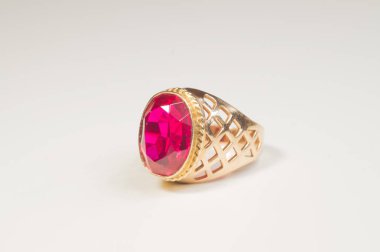 Yakut beyaz izole ile Altın yüzük