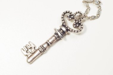 Beyaz arka planda izole edilmiş zincirli vintage anahtar. güvenlik konsepti