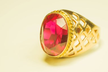 Yakut beyaz izole ile Altın yüzük