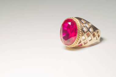 Yakut beyaz izole ile Altın yüzük