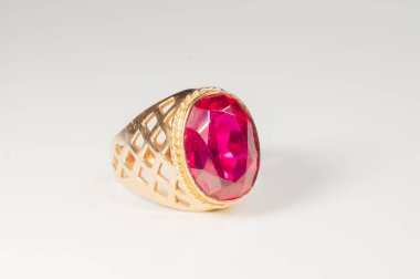 Yakut beyaz izole ile Altın yüzük