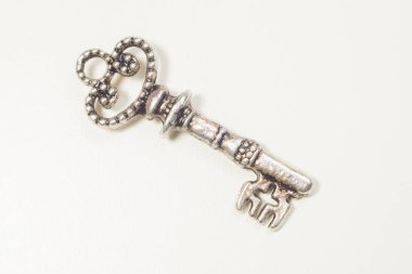 Vintage anahtar beyaz arka plan üzerinde izole. güvenlik konsepti