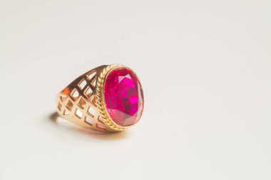 Yakut beyaz izole ile Altın yüzük