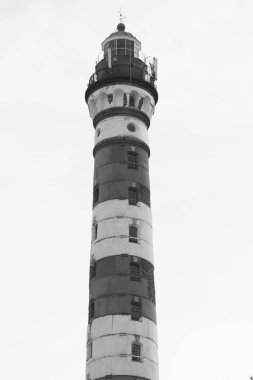 Uzun deniz feneri siyah beyaz arka plan