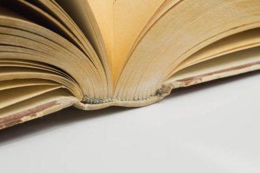 Beyaz arka plan üzerine yalıtılmış kitabın ayrıntıları