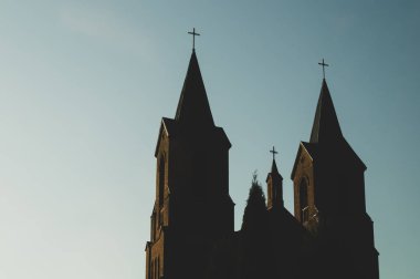 Kilise ve haç silueti