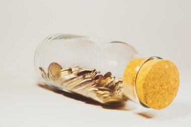 Mantar durdurucu ile Cam kavanoz ve çeşitli ülkelerden uluslararası sikke ile dolu. finans depolama konsepti