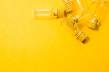 Sarı üzerinde izole mantar stoper ile boş küçük şişeler. saydam kaplar. test tüpleri. kopyalama alanı