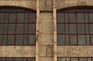 Çimento duvarında fabrikanın büyük pencereleri