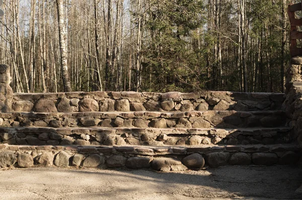 Stone lépcsők létrán. lépcsők természetes kövekből a parkban — Stock Fotó