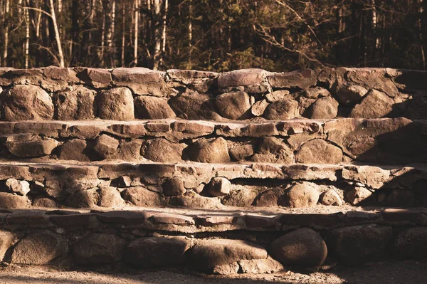 Scala a gradini in pietra. scale da pietre naturali nel parco — Foto Stock