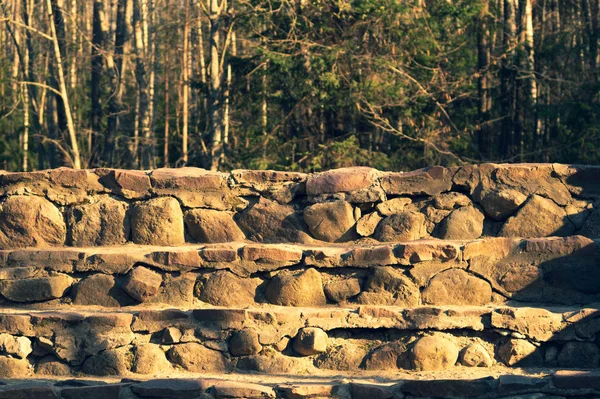 Stone lépcsők létrán. lépcsők természetes kövekből a parkban — Stock Fotó