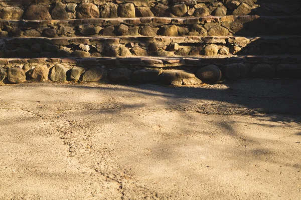 石段はしご。公園の背景に天然石からの階段 — ストック写真