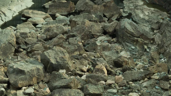 Скелястий абстрактний фон. камені в сухому руслі — стокове фото