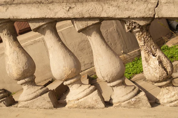 石の手すりアンティークの柱が付いている柵。古典的なアーキテクチャ — ストック写真