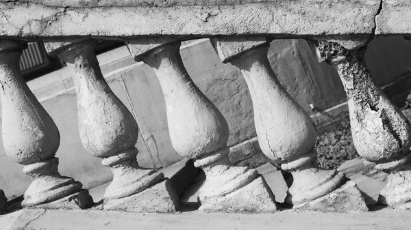 Balaustrada de piedra. barandilla con pilares antiguos. arquitectura clásica blanco y negro — Foto de Stock