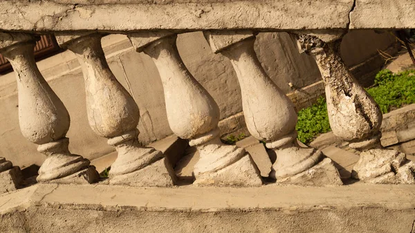 石の手すりアンティークの柱が付いている柵。古典的なアーキテクチャ — ストック写真