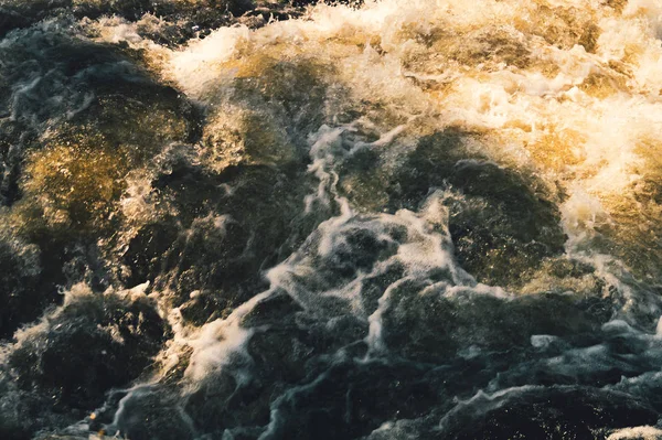 Köpüklü su akıntısı. düşen nehir suyu. şelale akışı. soyut su arka planı