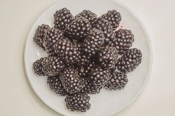 Blackberries isolated on white background. fresh berries — Stock Photo, Image