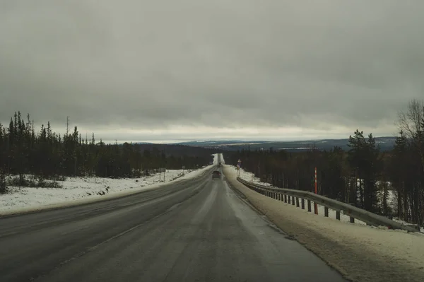 Uzun karayolu ile güzel dağ manzarası. kış karayolu. bir dağ yolunda araba sürme — Stok fotoğraf
