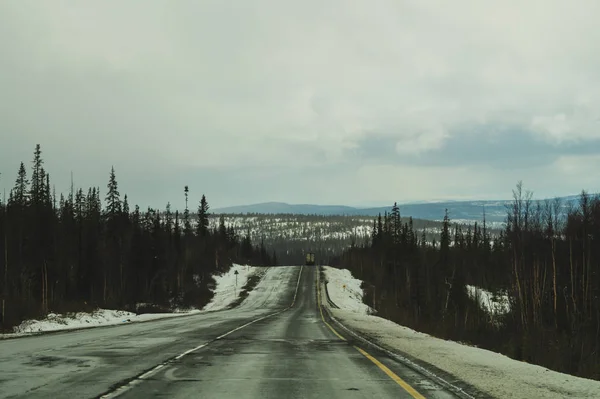 Nádherná horská krajina s dlouhou vozovnou. Zimní dálnici. jízda autem po horské silnici — Stock fotografie