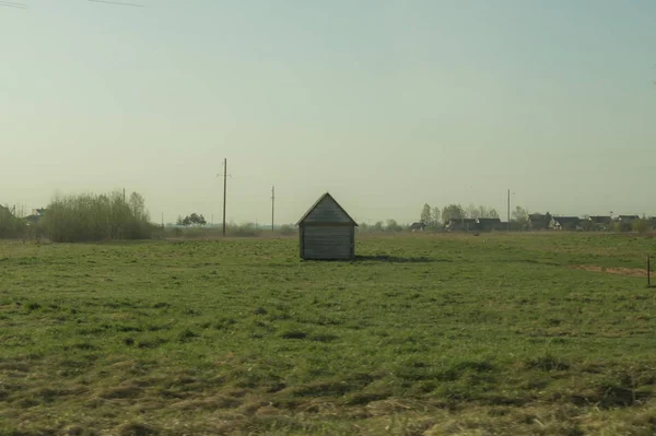 Oud houten huis op het platteland. het huis staat alleen in het veld — Stockfoto