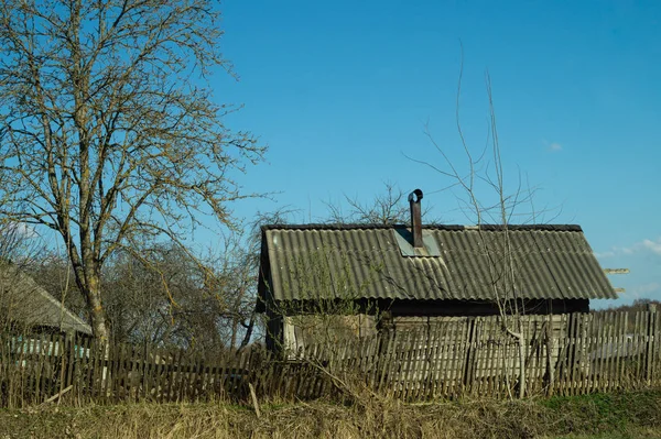 Doğal çevre sahnesinde geleneksel ahşap ev — Stok fotoğraf