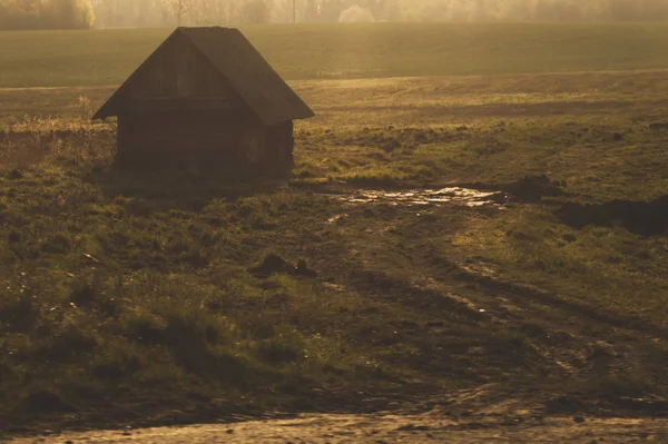 Kırsal kesimde eski ahşap ev. ev alanında tek başına duruyor — Stok fotoğraf