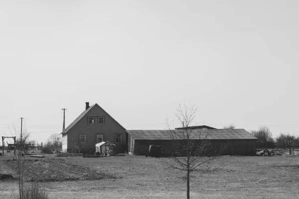 Köy evi ile kırsal görünümü. dosyalanmış ev