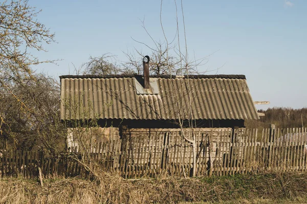 Casa de madeira tradicional na cena do ambiente natural — Fotografia de Stock