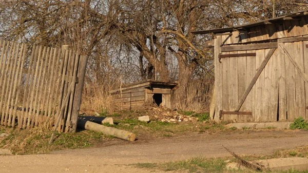 Courtyard of abandoned house with small doghouse in the countryside — Stock Photo, Image