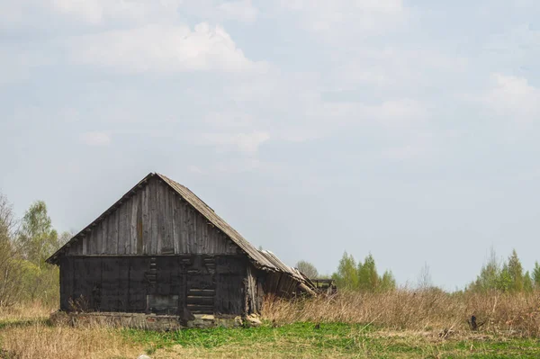 Stary drewniany dom na wsi. dom stoi sam w polu — Zdjęcie stockowe