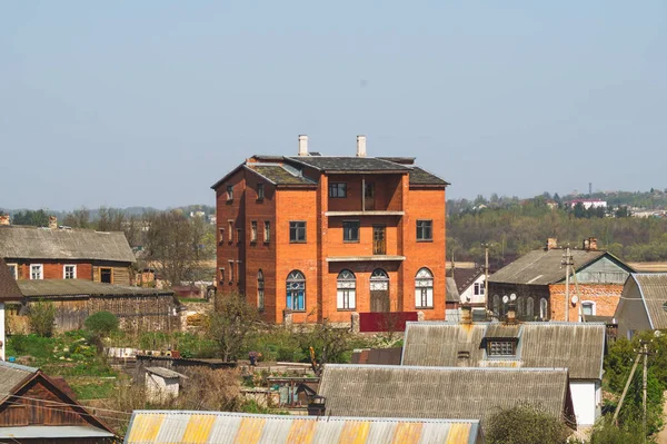 Paisaje rural. pueblo rural con varias casas — Foto de Stock