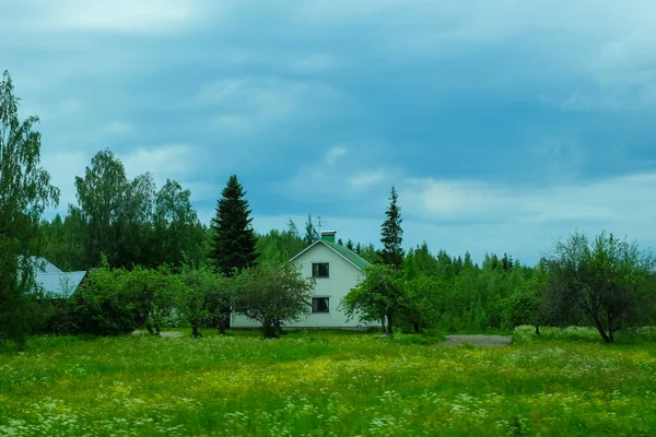 Utsikt över landsbygden med byhus. hus i den arkiverade — Stockfoto