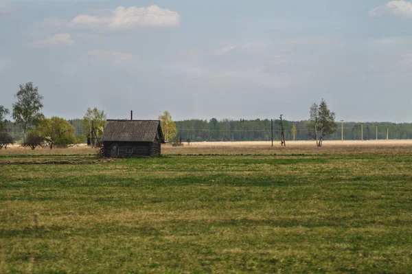 Old wooden house in the countryside. the house stands alone in the field — Stock Photo, Image