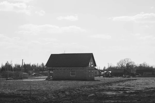 Vistas al campo con casa de pueblo. casa en el archivado —  Fotos de Stock