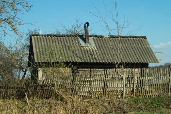 Traditionele houten huis in de natuurlijke omgeving scène — Stockfoto