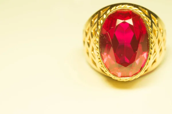 Золотое кольцо с рубином, изолированное на белом — стоковое фото