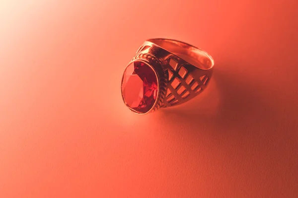 Χρυσαφί δαχτυλίδι με ρουμπίνι απομονωμένο φόντο — Φωτογραφία Αρχείου