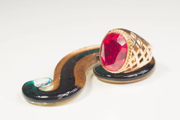 Χρυσό δαχτυλίδι με το ρουμπίνι. Κοσμήματα φόντο — Φωτογραφία Αρχείου
