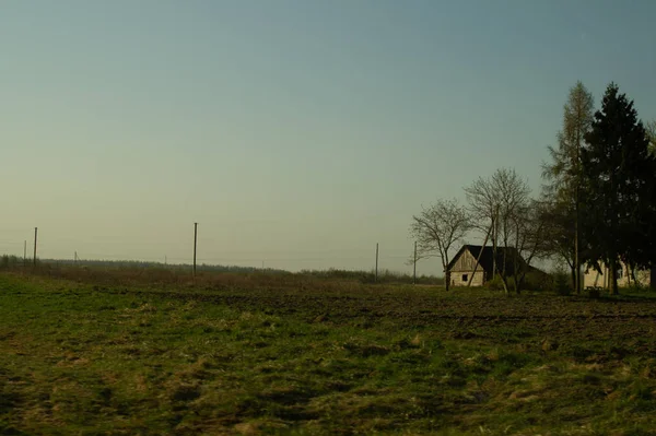 Tradycyjny drewniany dom w naturalnym środowisku sceny — Zdjęcie stockowe