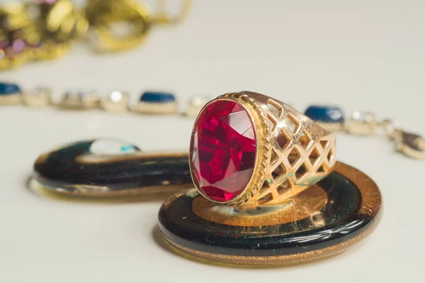 Golden ring with the ruby. jewelry background — Stock Photo, Image