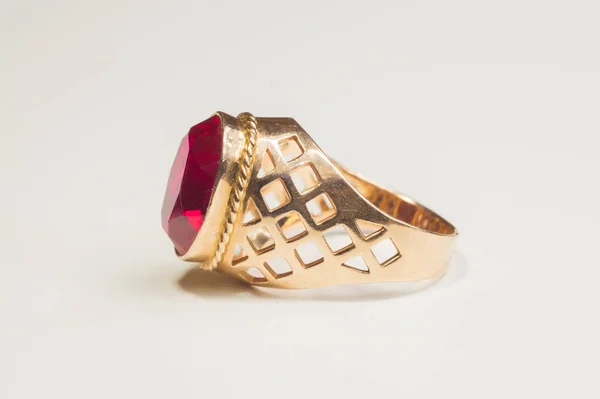 Золотое кольцо с рубином, изолированное на белом — стоковое фото