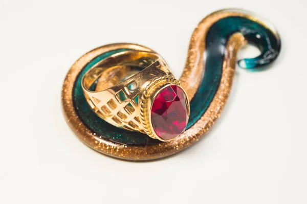 Χρυσό δαχτυλίδι με το ρουμπίνι. Κοσμήματα φόντο — Φωτογραφία Αρχείου