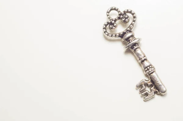 Vintage anahtar beyaz arka plan üzerinde izole. güvenlik konsepti