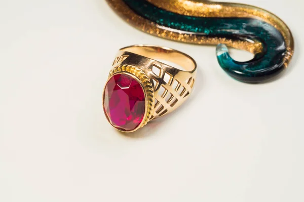 Golden ring with the ruby. jewelry background — Stock Photo, Image