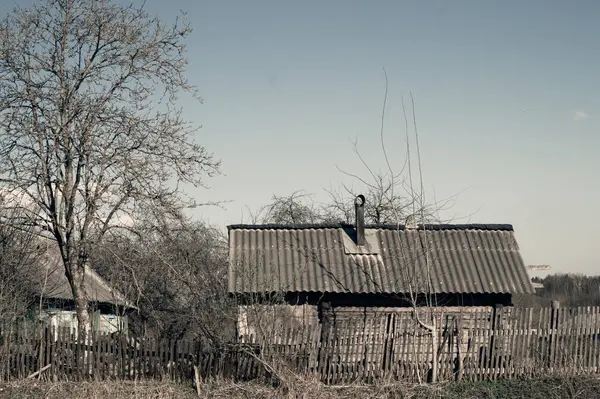 Doğal çevre sahnesinde geleneksel ahşap ev — Stok fotoğraf