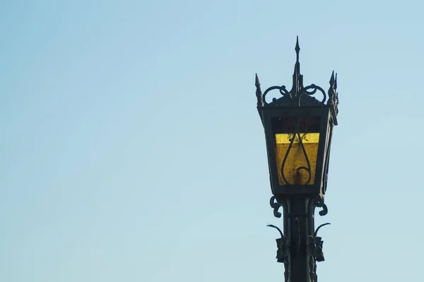 Gökyüzüne karşı vintage sokak lambası. Retro fener — Stok fotoğraf