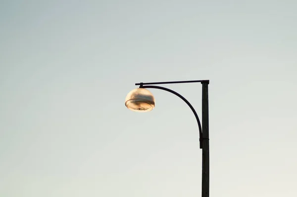 Straßenlaternenmast vor dem Himmelhintergrund — Stockfoto